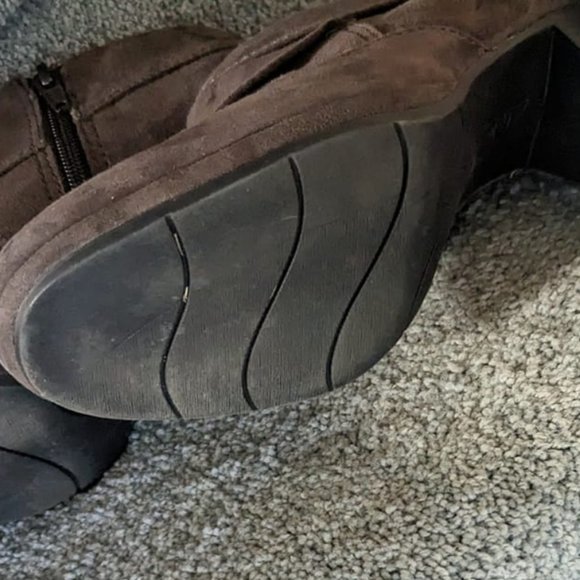 DYT T2 Clarks Collection brown suede heeled booties 7 - Picture 3 of 4